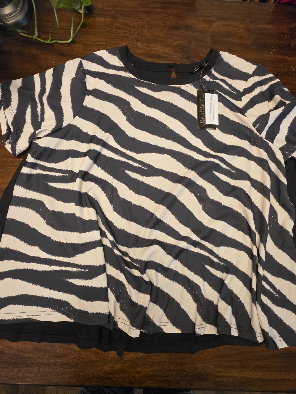 DG2 by Diane Gilman Zebra Animal Print Short Sleeve Top Mixed Media – Plus Size